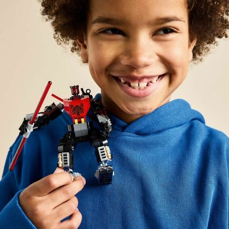 niño jugando con juguete construcción motricidad fina