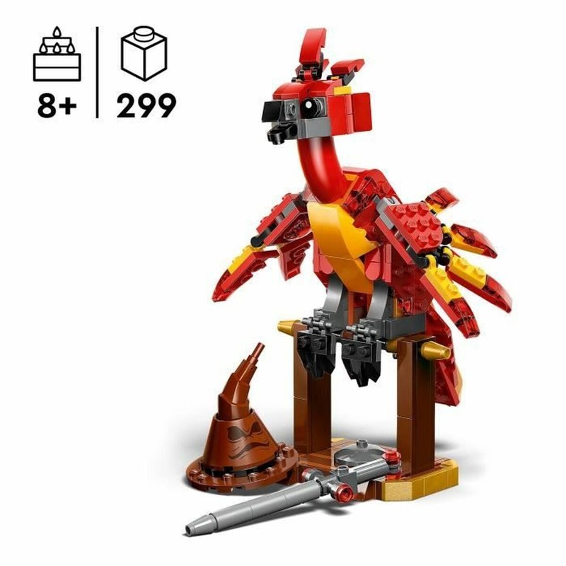 Niño feliz jugando con su juego de construcción LEGO