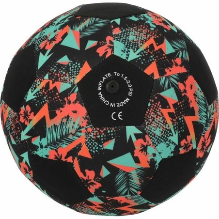 Balón de fútbol duradero para jugar en la arena este verano