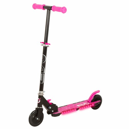 Niños disfrutando del patinete EVO con luces LED