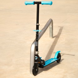 Patinete EVO azul plegable para la diversión de los más pequeños 2