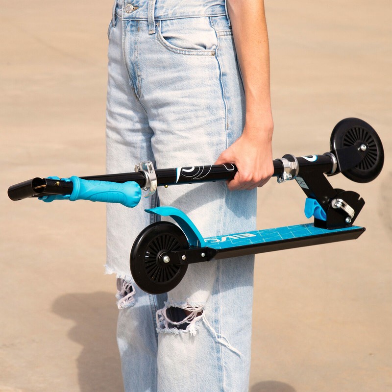Vista lateral del patinete EVO azul, perfecto para niños de 5 años