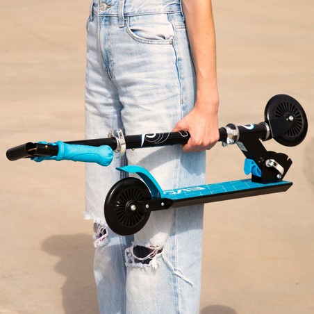 Vista lateral del patinete EVO azul, perfecto para niños de 5 años