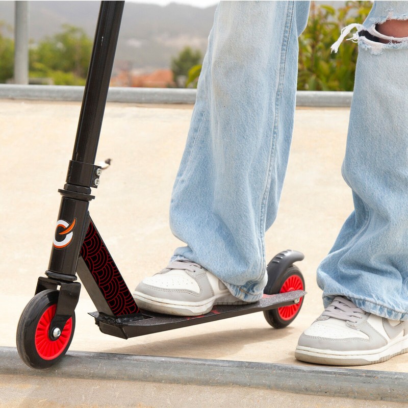 Detalle del patinete resistente acero EVO y sus ruedas ABEC-5