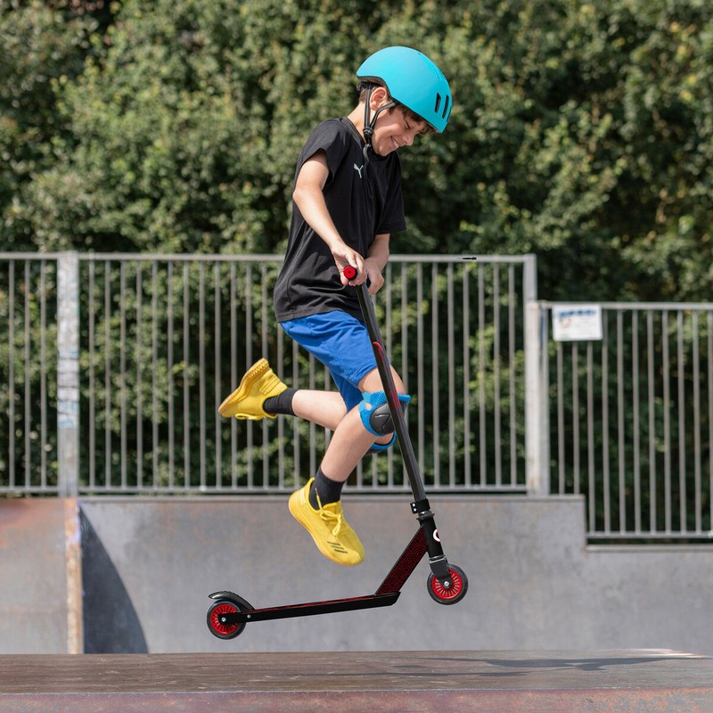 Patinete exterior niños en parque, perfecto para aventuras al aire libre