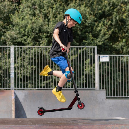 Patinete exterior niños en parque, perfecto para aventuras al aire libre