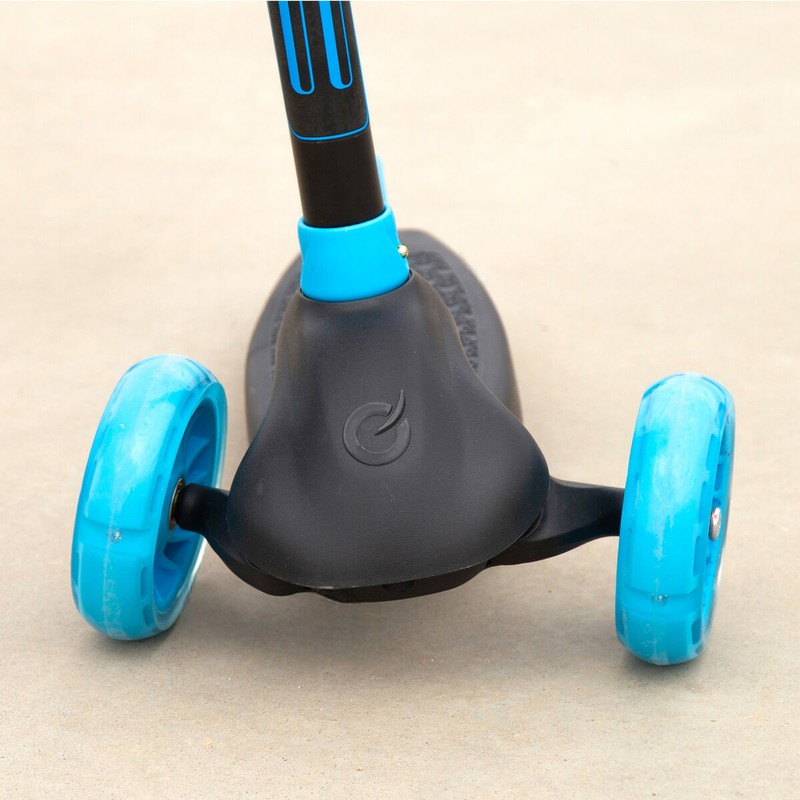 Niño feliz patinando en su Patinete EVO, fomentando el equilibrio como un set construcción educativo
