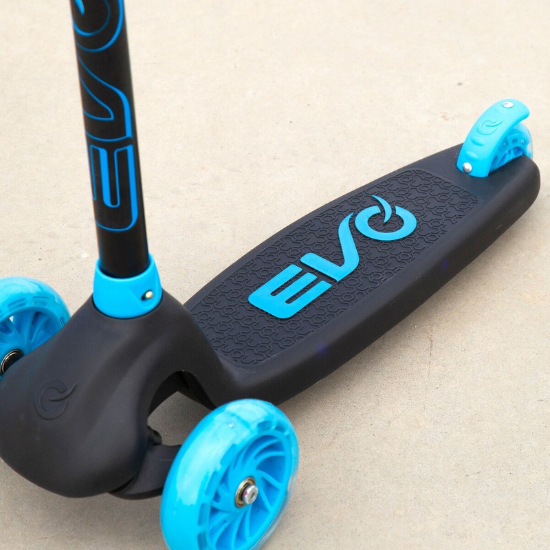 Detalle de las ruedas con luces del Patinete EVO, divertido como bloques construcción infantiles