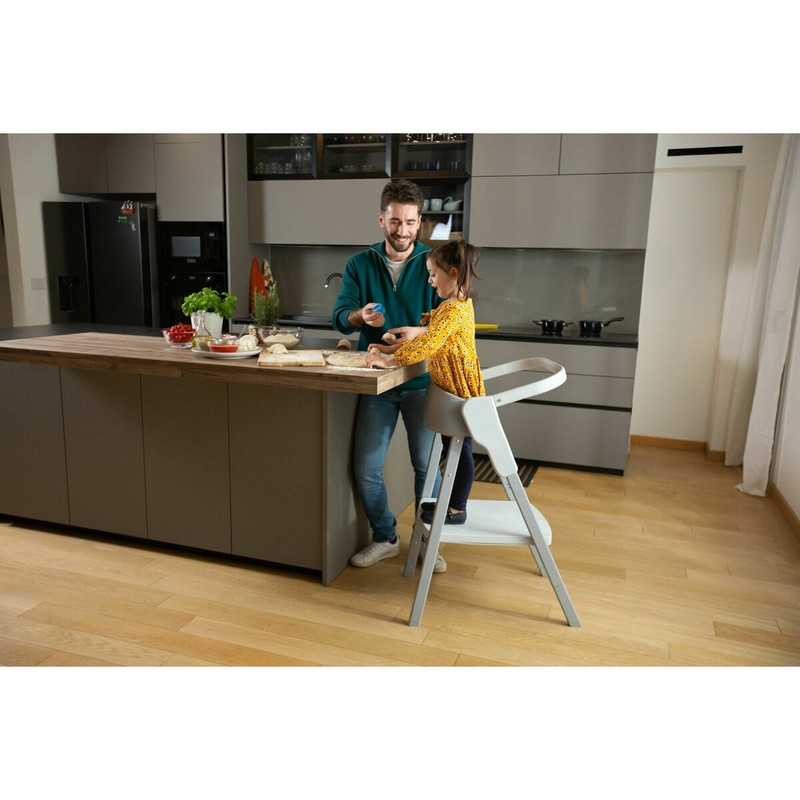Silla infantil Chicco gris, perfecta para el crecimiento seguro de los niños.
