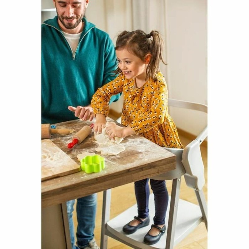 Niño feliz usando la trona bebé Chicco, ideal para comer y jugar.