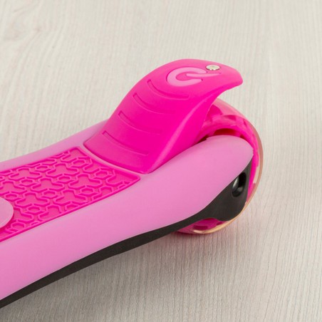 Bebé usando correpasillos patinete con manillar para desarrollar equilibrio y motricidad