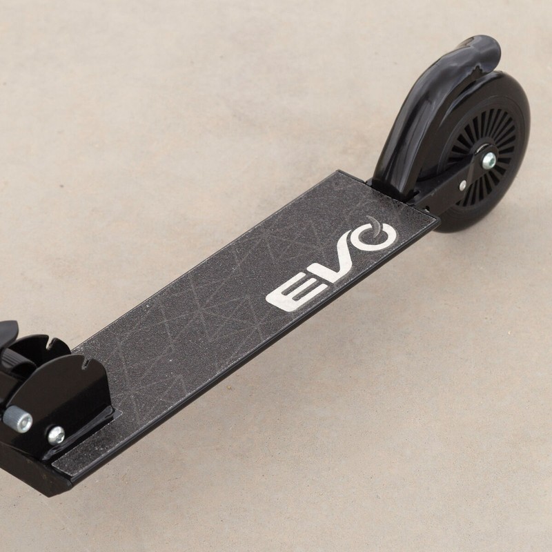 Niño jugando con patinete EVO, fomenta el equilibrio