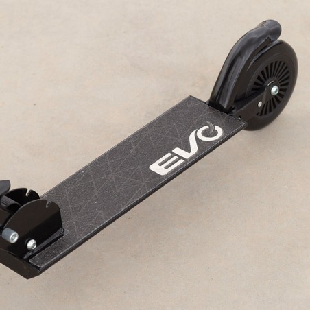 Niño jugando con patinete EVO, fomenta el equilibrio