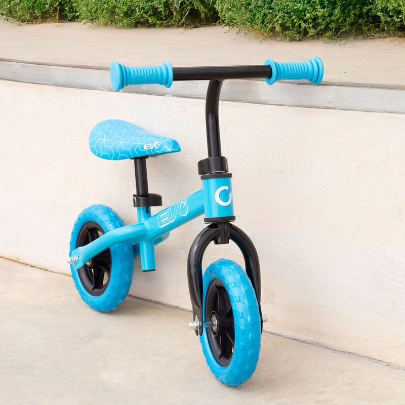 Niño jugando con bicicleta segura para niños, vista frontal