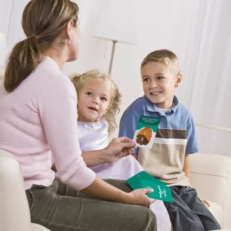 Niño construyendo con juguete construcción motricidad fina