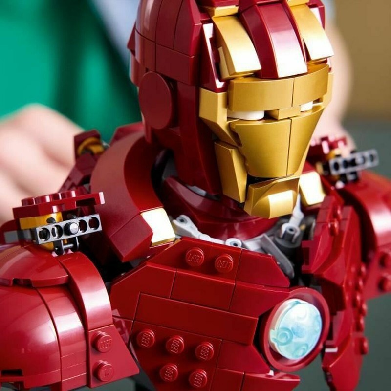 Figura coleccionable Iron Man Lego en exhibición
