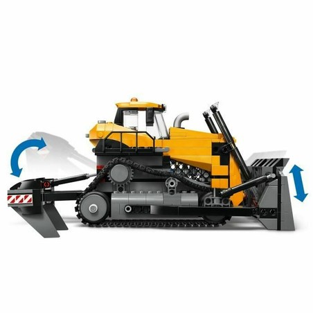 Niño jugando con juguete construcción motricidad fina LEGO bulldozer