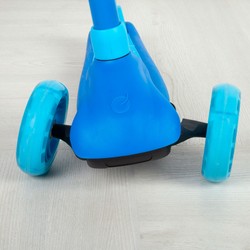 Patinete EVO azul, juguetes construcción niños para desarrollar el equilibrio. 2