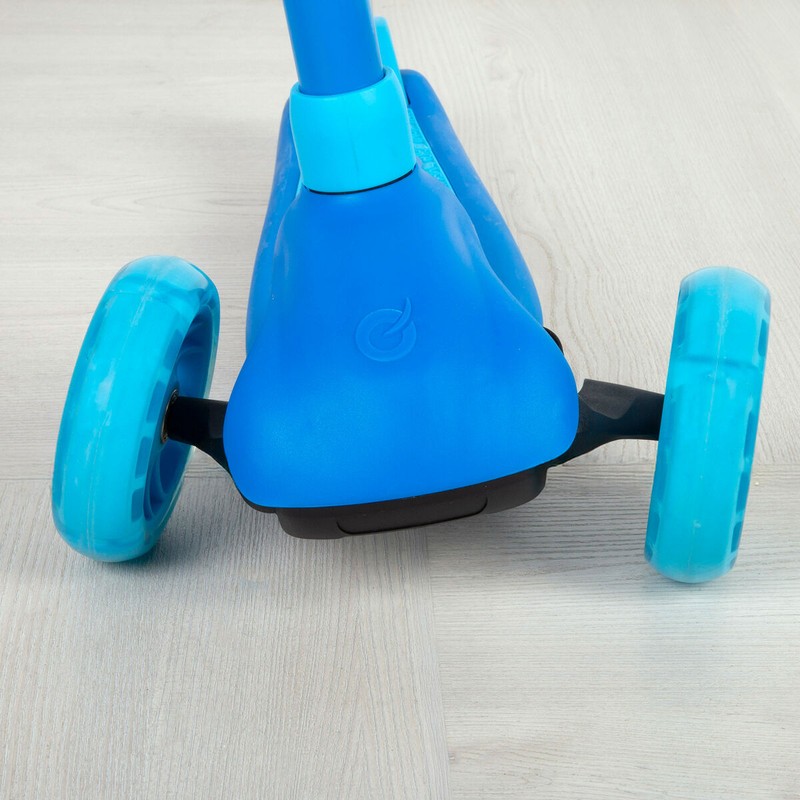 Niño jugando con Patinete EVO, como bloques construcción infantiles de su motricidad.