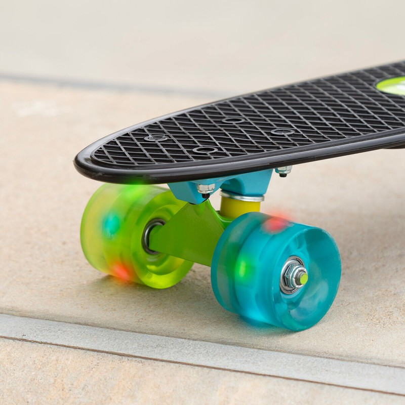 Vista lateral del patinete infantil con ruedas luminosas, perfecto para el equilibrio