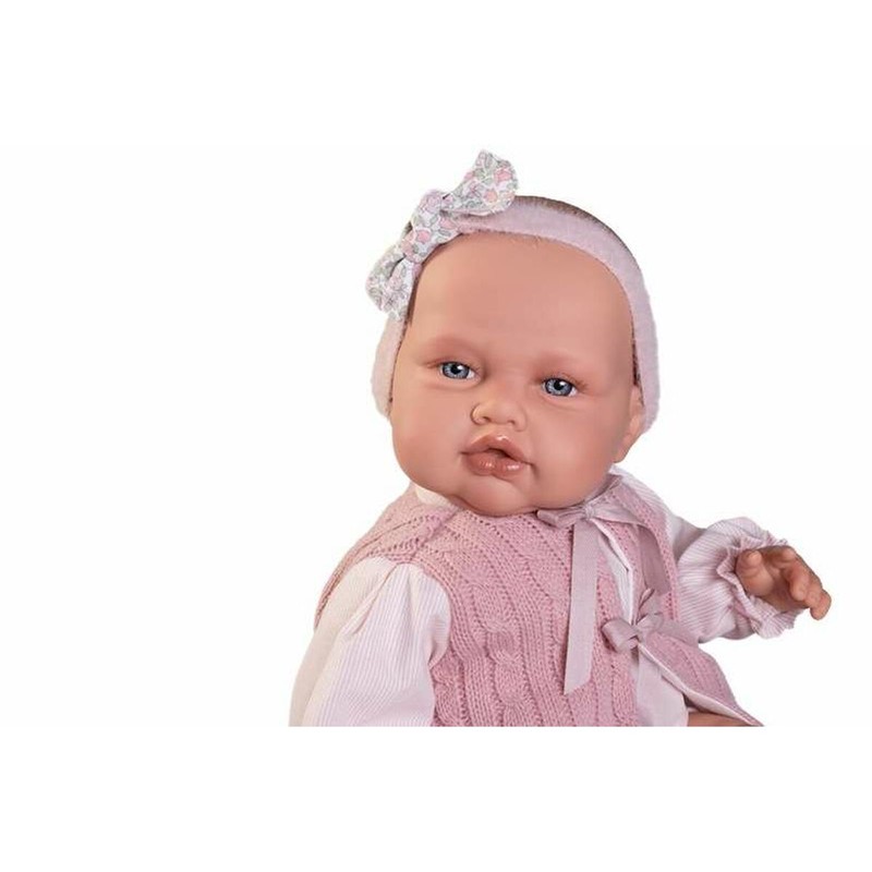 Muñeca realista infantil Antonio Juan en brazos de niña jugando