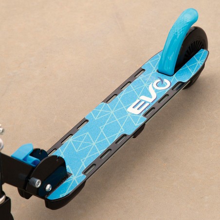 Detalle de las luces LED del patinete EVO azul y negro