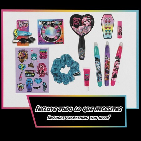 Niña jugando con juguetes de maquillaje infantil Monster High.