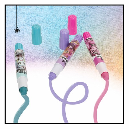 Detalle de cepillo y coletero de accesorios para el pelo Monster High.