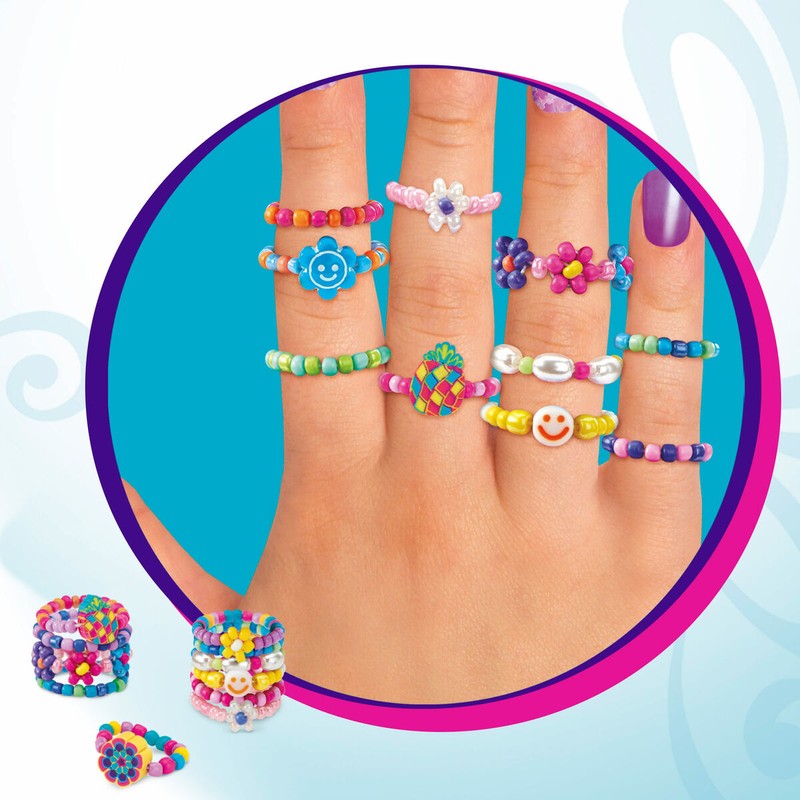 Niña feliz mostrando su pulsera hecha con kit de joyería