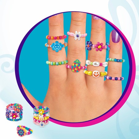 Niña feliz mostrando su pulsera hecha con kit de joyería