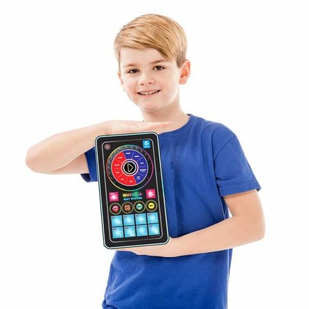 Controlador DJ para niños explorando nuevas mezclas