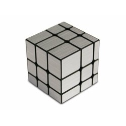 Cubo Rubik Mirror Cayro en acción, mostrando su diseño de piezas irregulares. 2