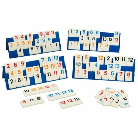 Familia jugando al Rummiclassic, juego de mesa para 4 jugadores