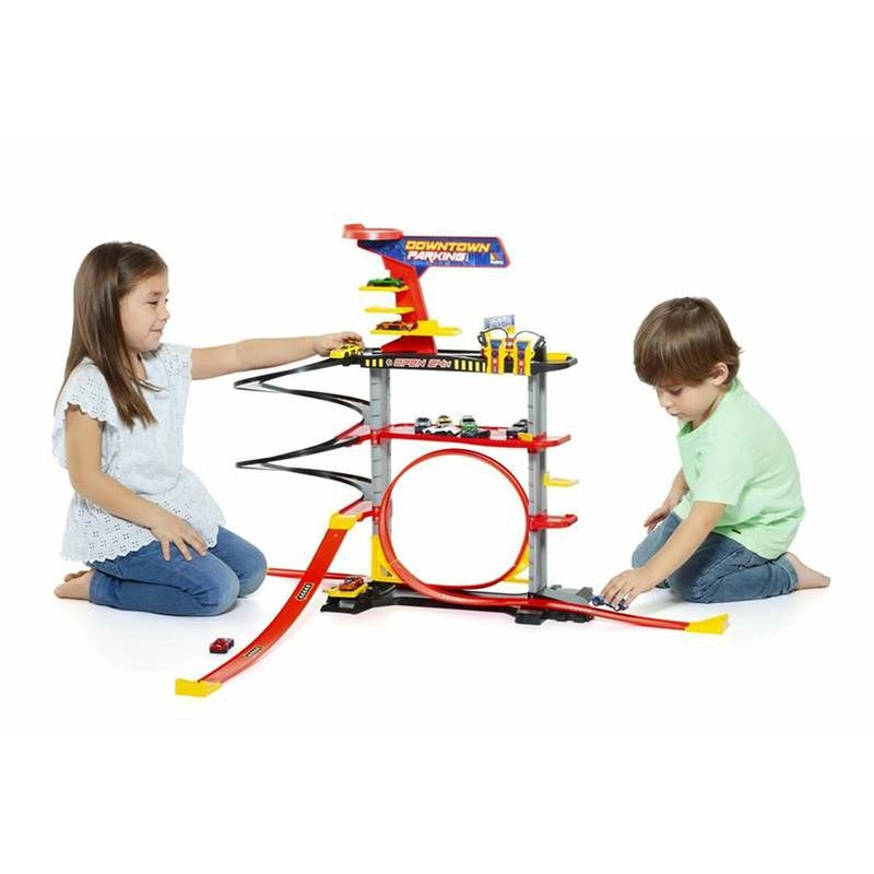 Niño jugando con pista coches Moltó y vehículos, detalle de loop
