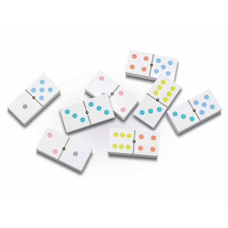 Niños jugando con set de dominó multicolor para desarrollar lógica