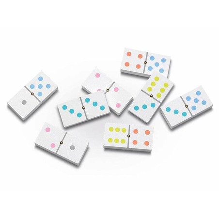 Niños jugando con set de dominó multicolor para desarrollar lógica