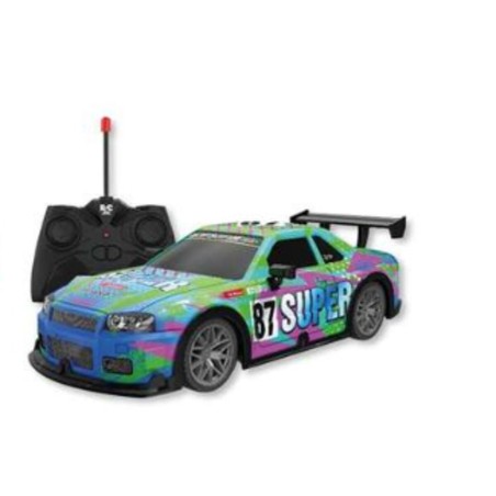 Niño jugando con coche teledirigido Lumi en casa