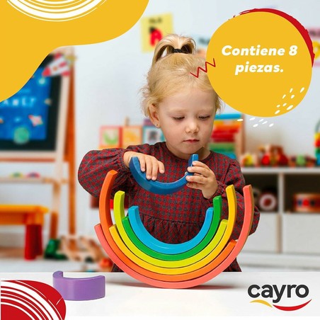Niño jugando con el juego de habilidad Cayro, desarrollando motricidad fina