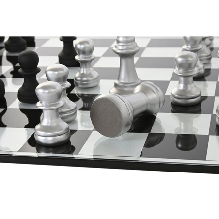 Dominó elegante negro, set de juego para adultos sobre mesa de madera
