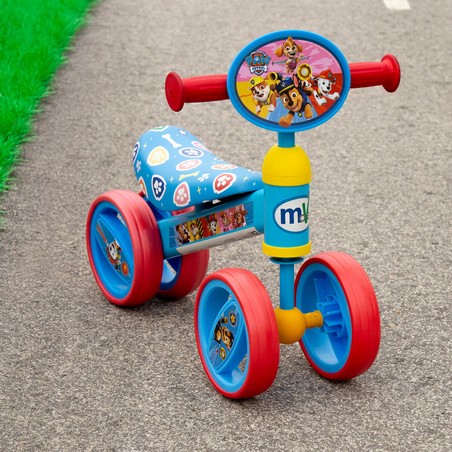 Niño jugando con Triciclo Patrulla Canina, regalo ideal