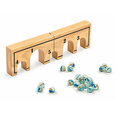 Niños jugando con canicas, juego competición niños de estrategia.
