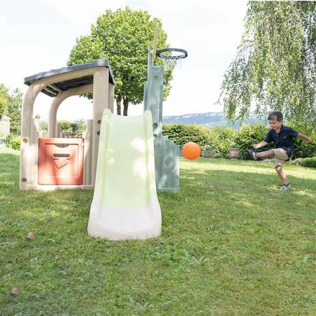 Diversión al aire libre con el parque infantil con tobogán Smoby.