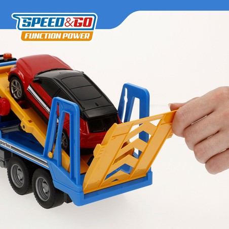 Camión de juguete grande para niños transportando un coche