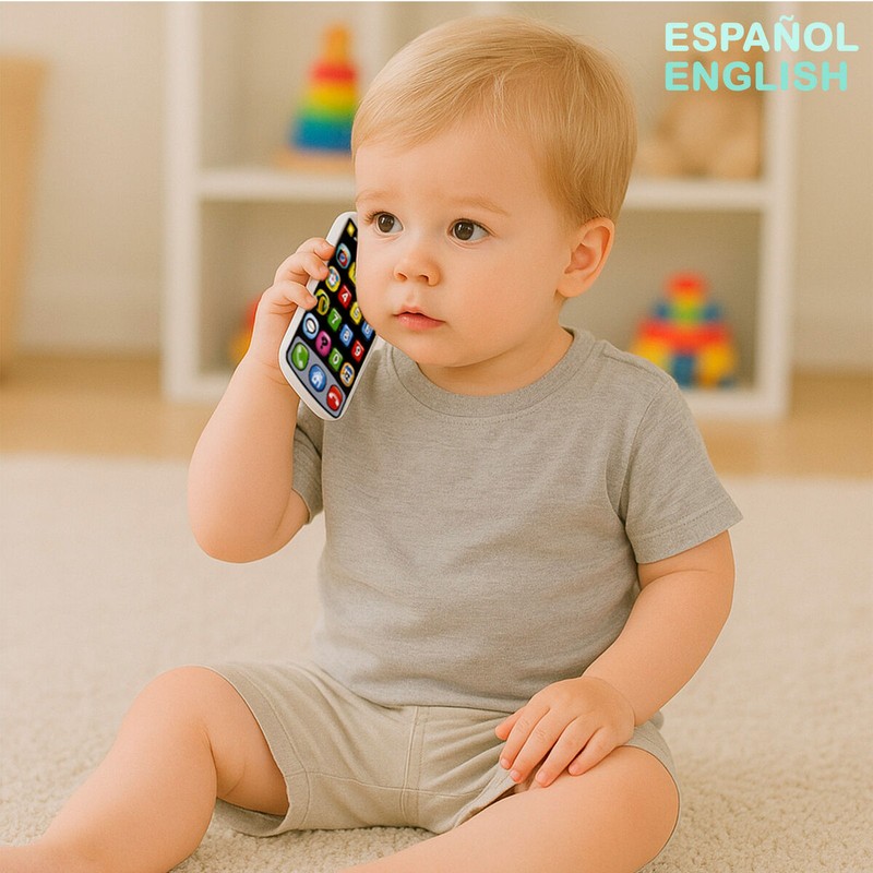 Juego de imitación bebés: niño jugando con teléfono y llaves