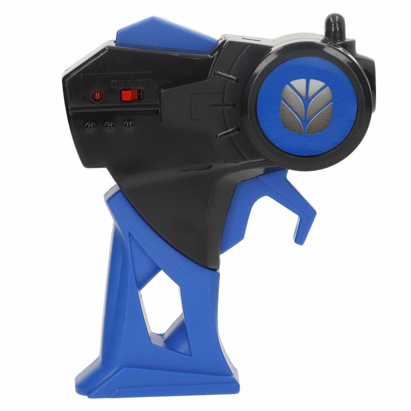 Detalle de las robustas ruedas del tractor radiocontrol para pista coches