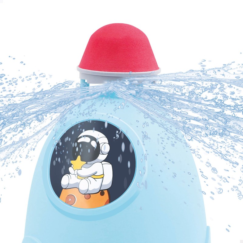 Niños jugando felices con rociador agua jardín espacial
