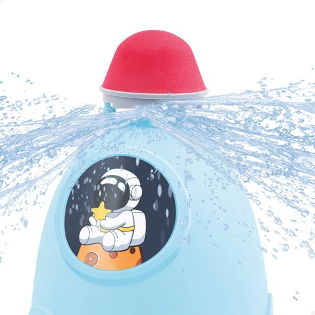 Niños jugando felices con rociador agua jardín espacial