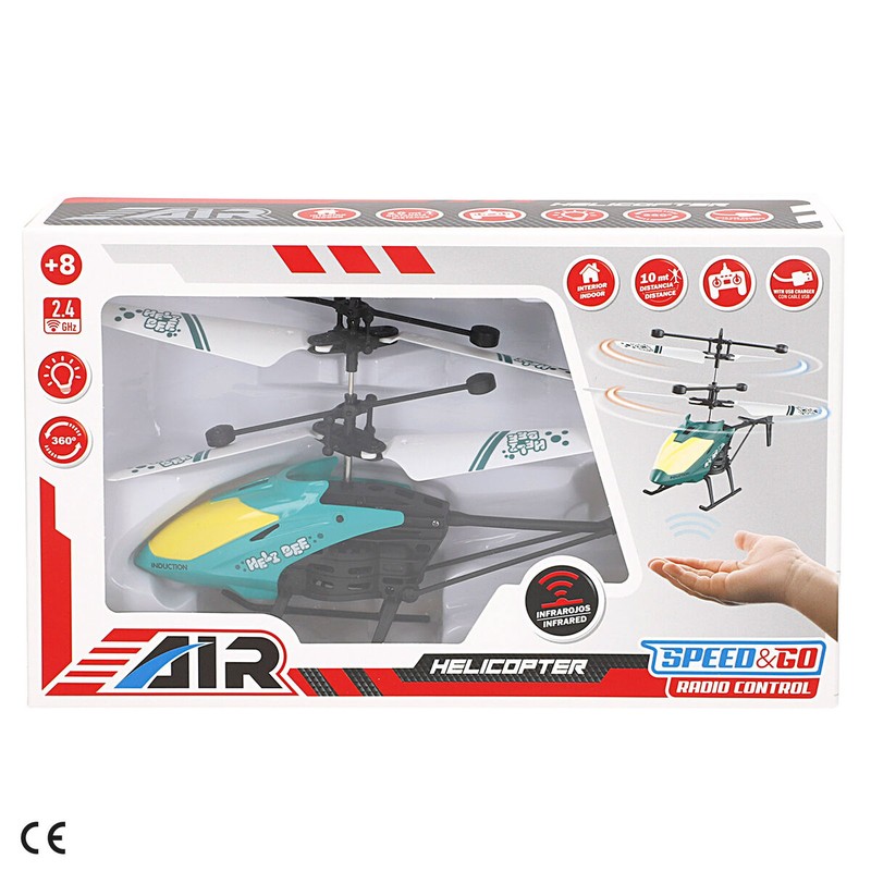 Niño pilotando helicóptero teledirigido con mando