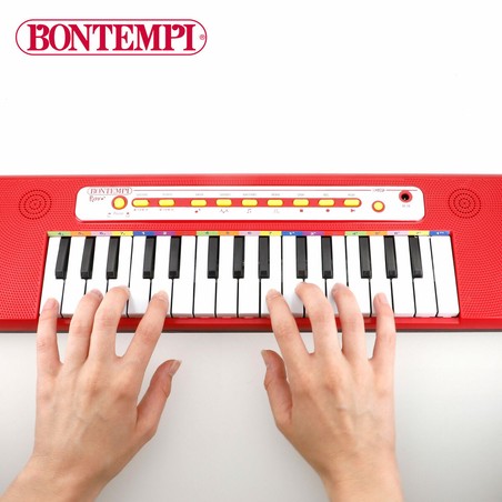 Niños tocando un teclado electrónico para niños, fomentando la creatividad grupal.
