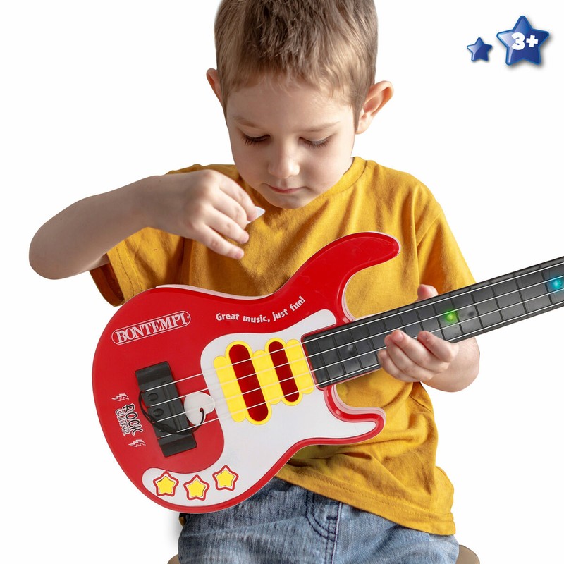 Niño tocando una guitarra Bontempi con luces y sonidos, fomentando la creatividad.